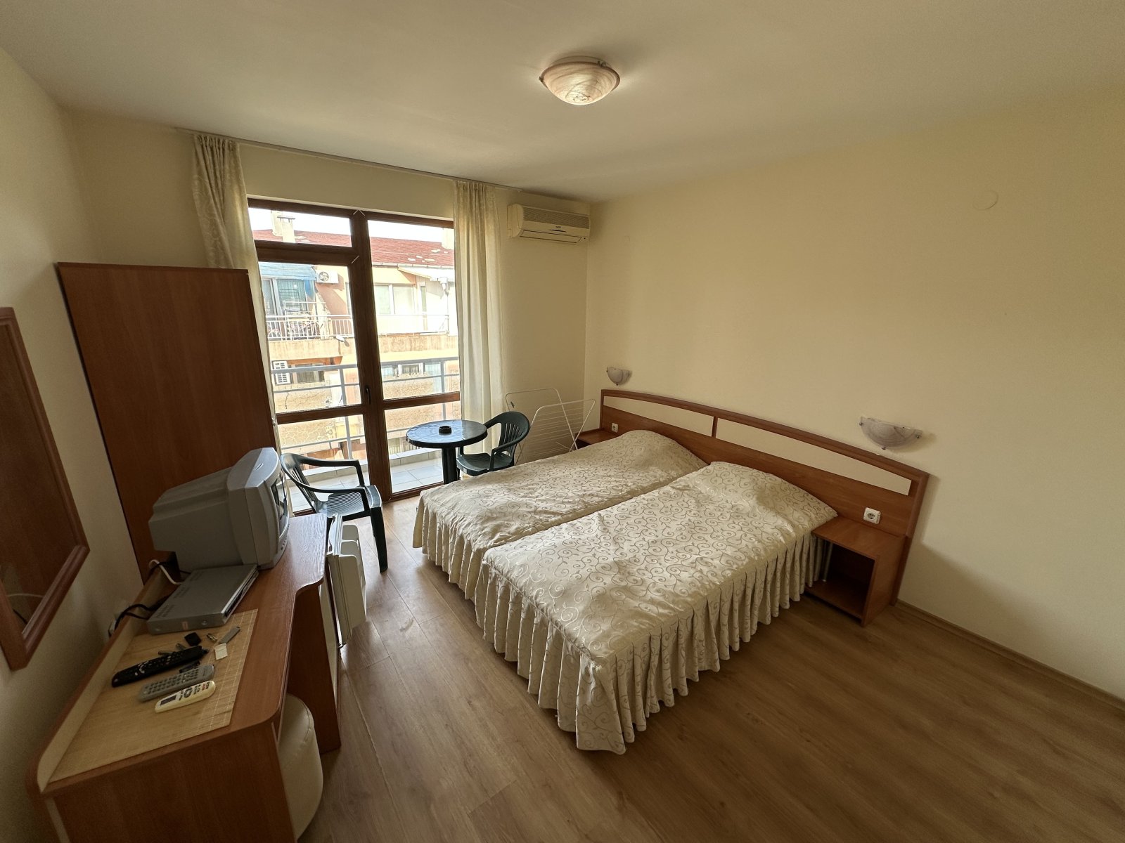 2-стаен апартамент в комплекса Amelia 2, Слънчев бряг, България – с гледка към басейна и близо до плажа