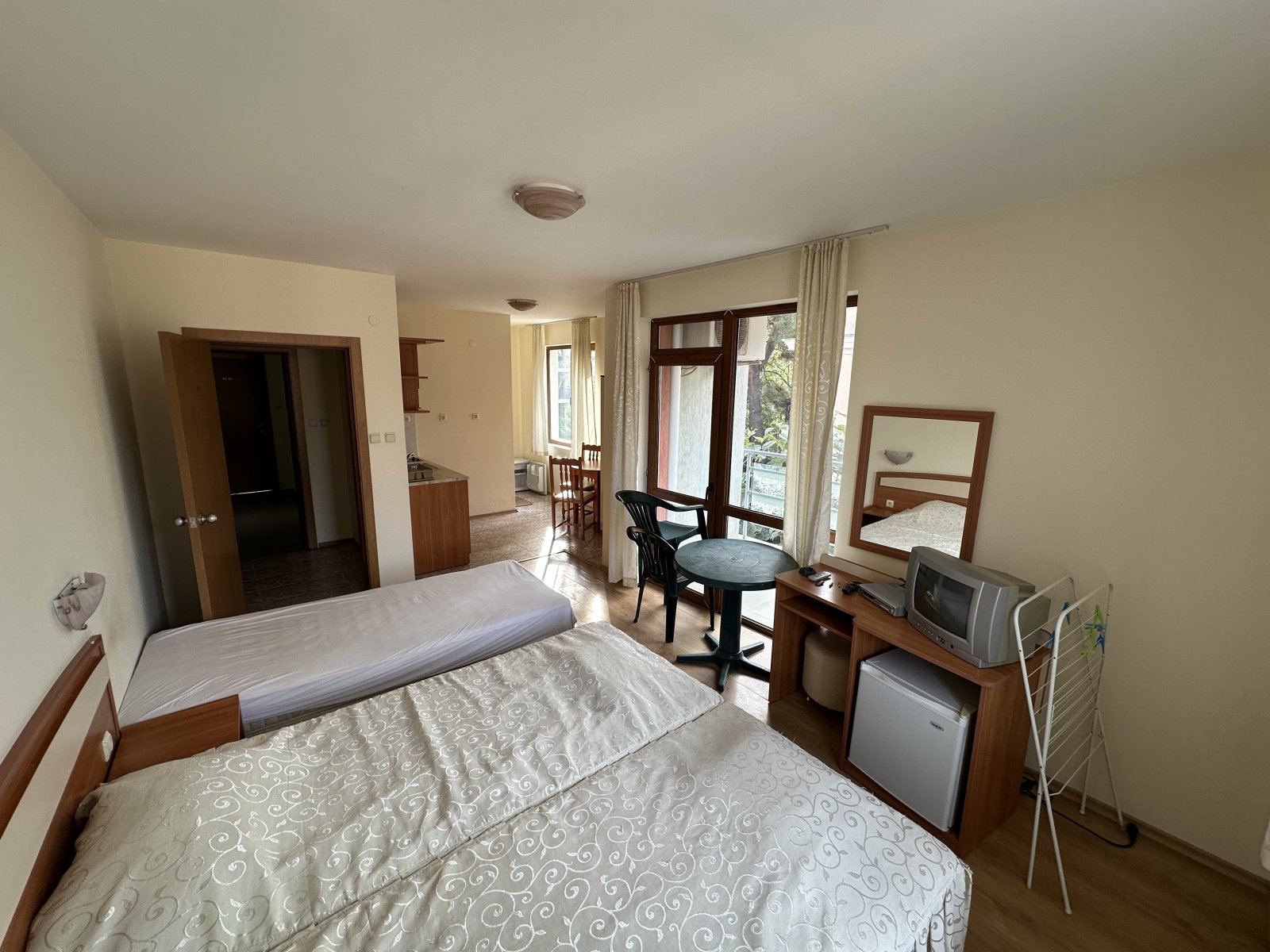 2-стаен апартамент в комплекса Amelia 2, Слънчев бряг, България – с гледка към басейна и близо до плажа