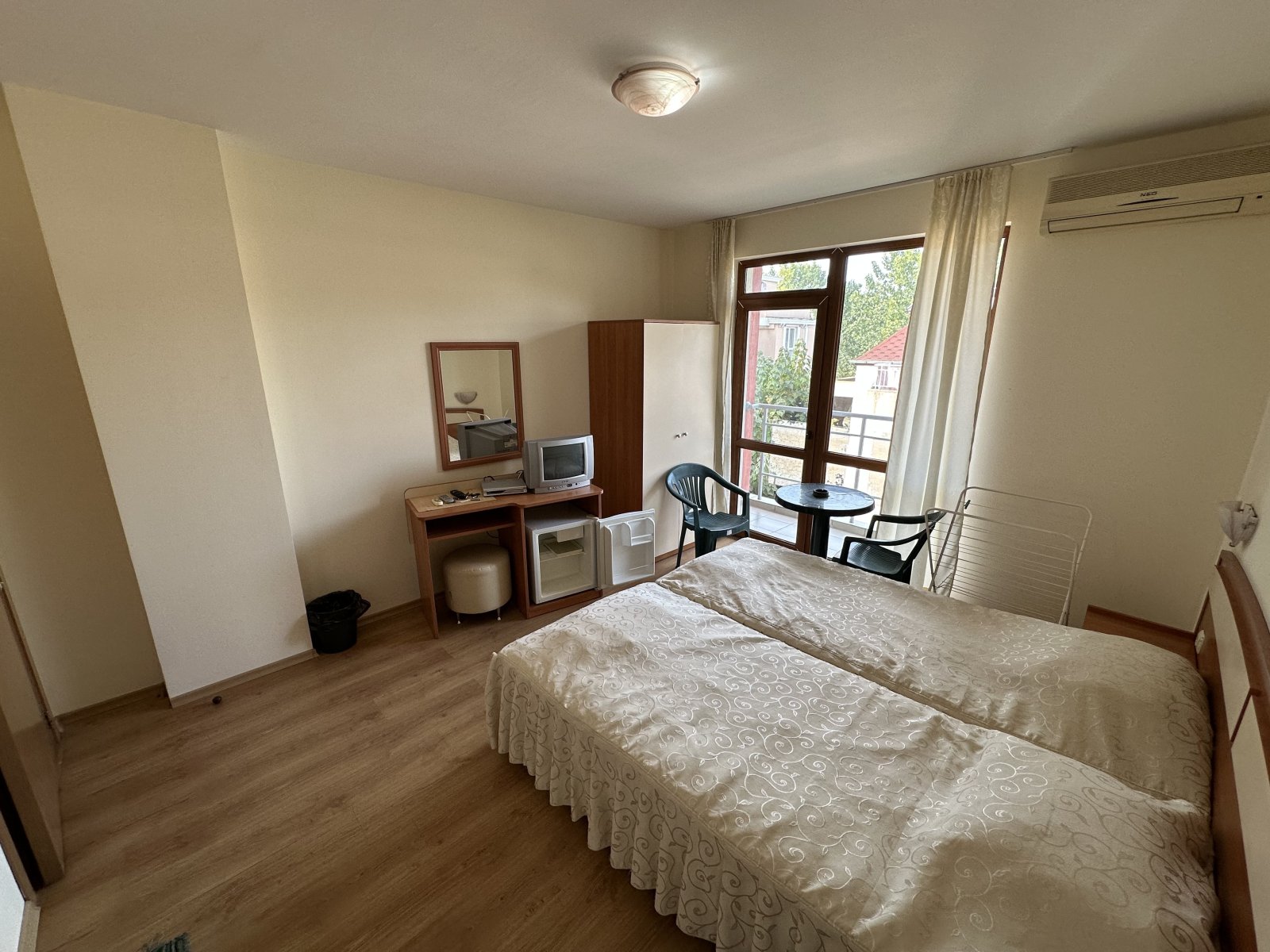 2-стаен апартамент в комплекса Amelia 2, Слънчев бряг, България – с гледка към басейна и близо до плажа