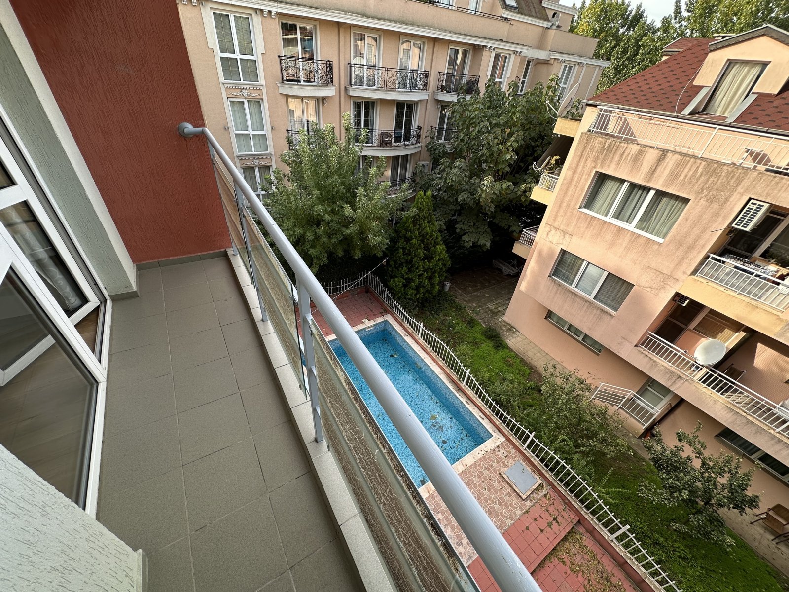 2-стаен апартамент в комплекса Amelia 2, Слънчев бряг, България – с гледка към басейна и близо до плажа