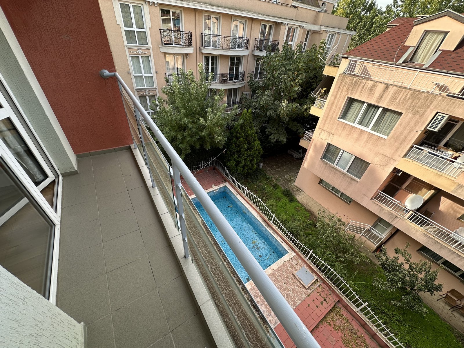 2-стаен апартамент в комплекса Amelia 2, Слънчев бряг, България – с гледка към басейна и близо до плажа