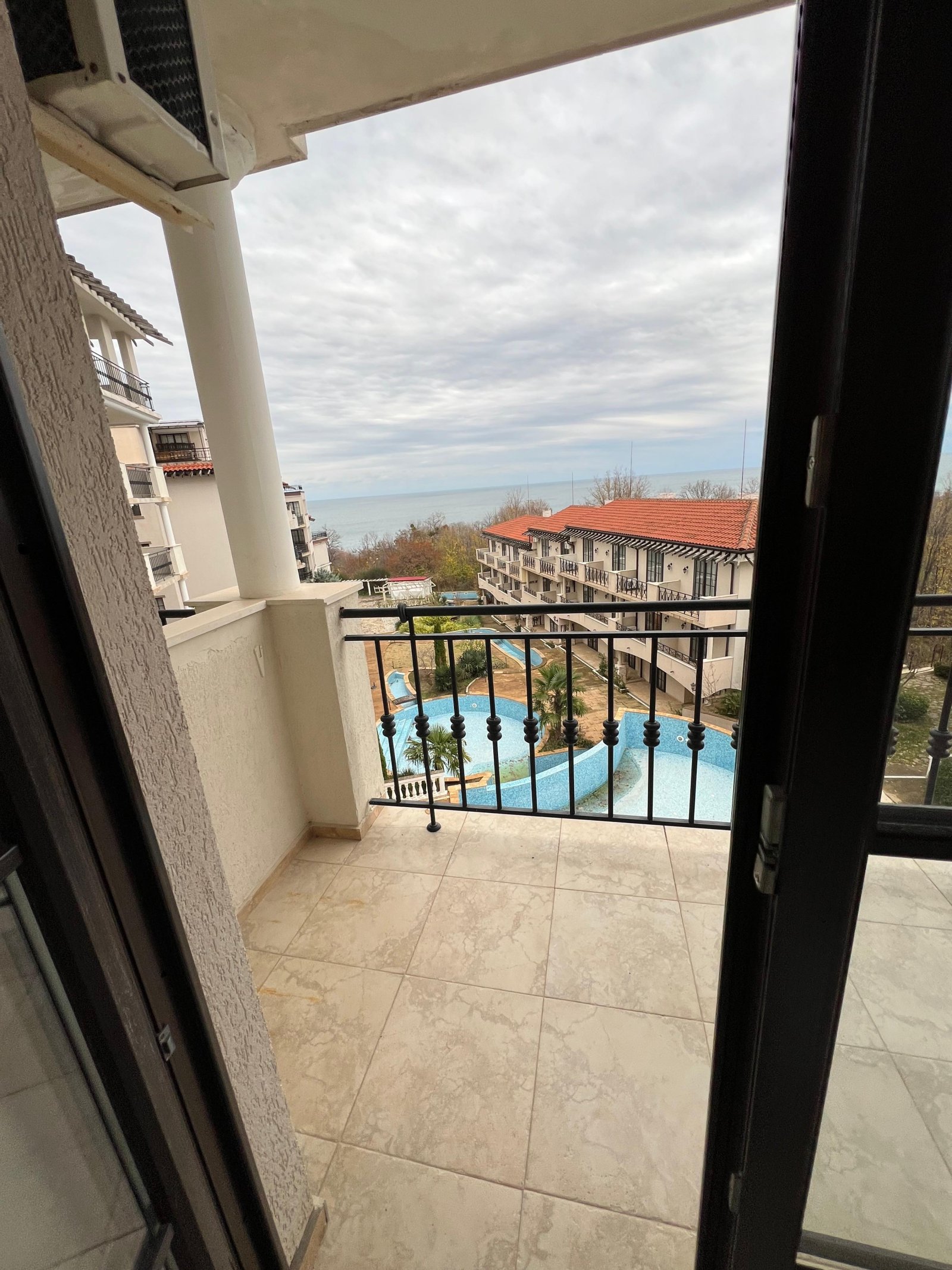 Студио с уникална гледка към морето и басейна в Обзор.