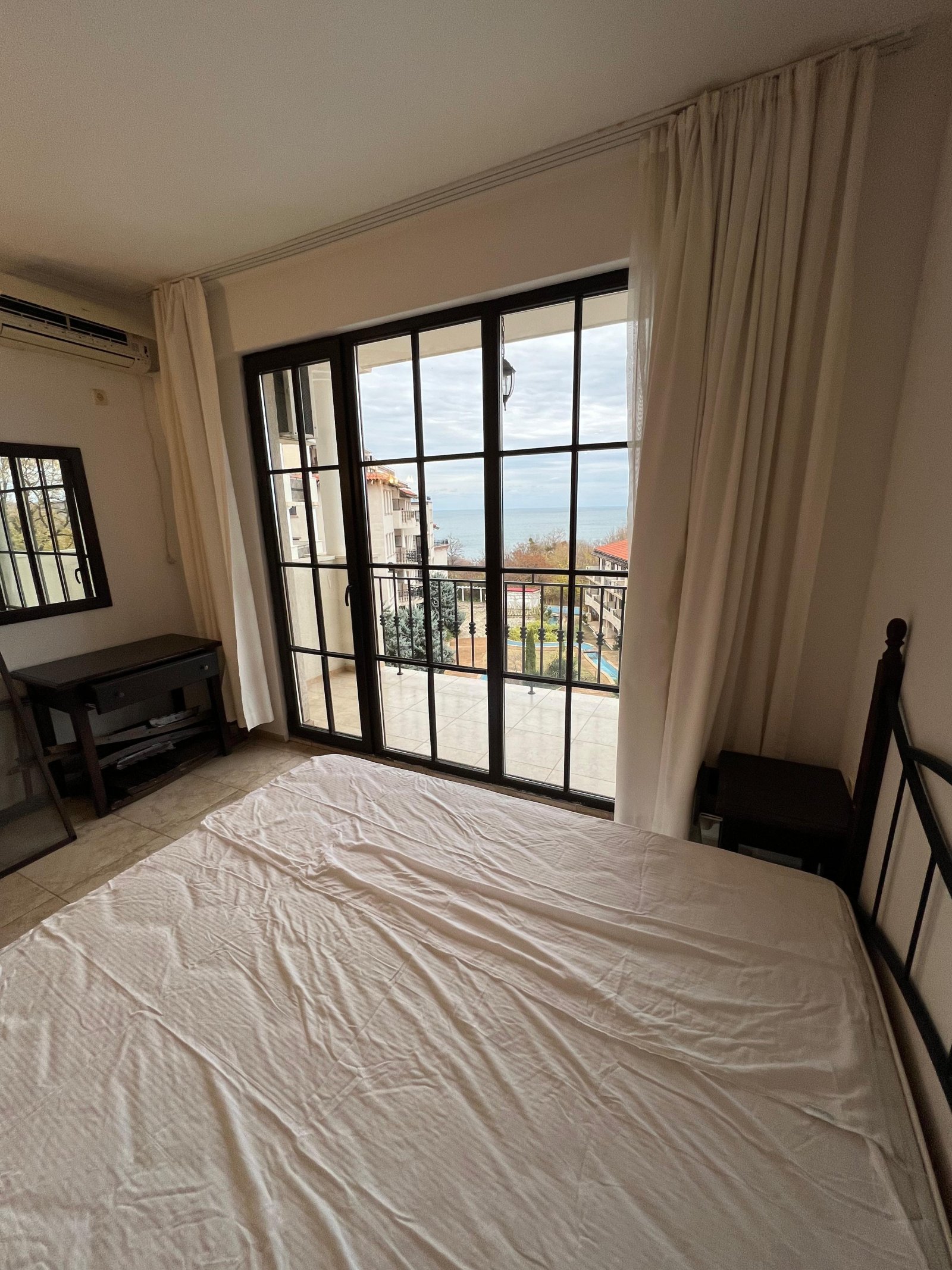 Студио с уникална гледка към морето и басейна в Обзор.