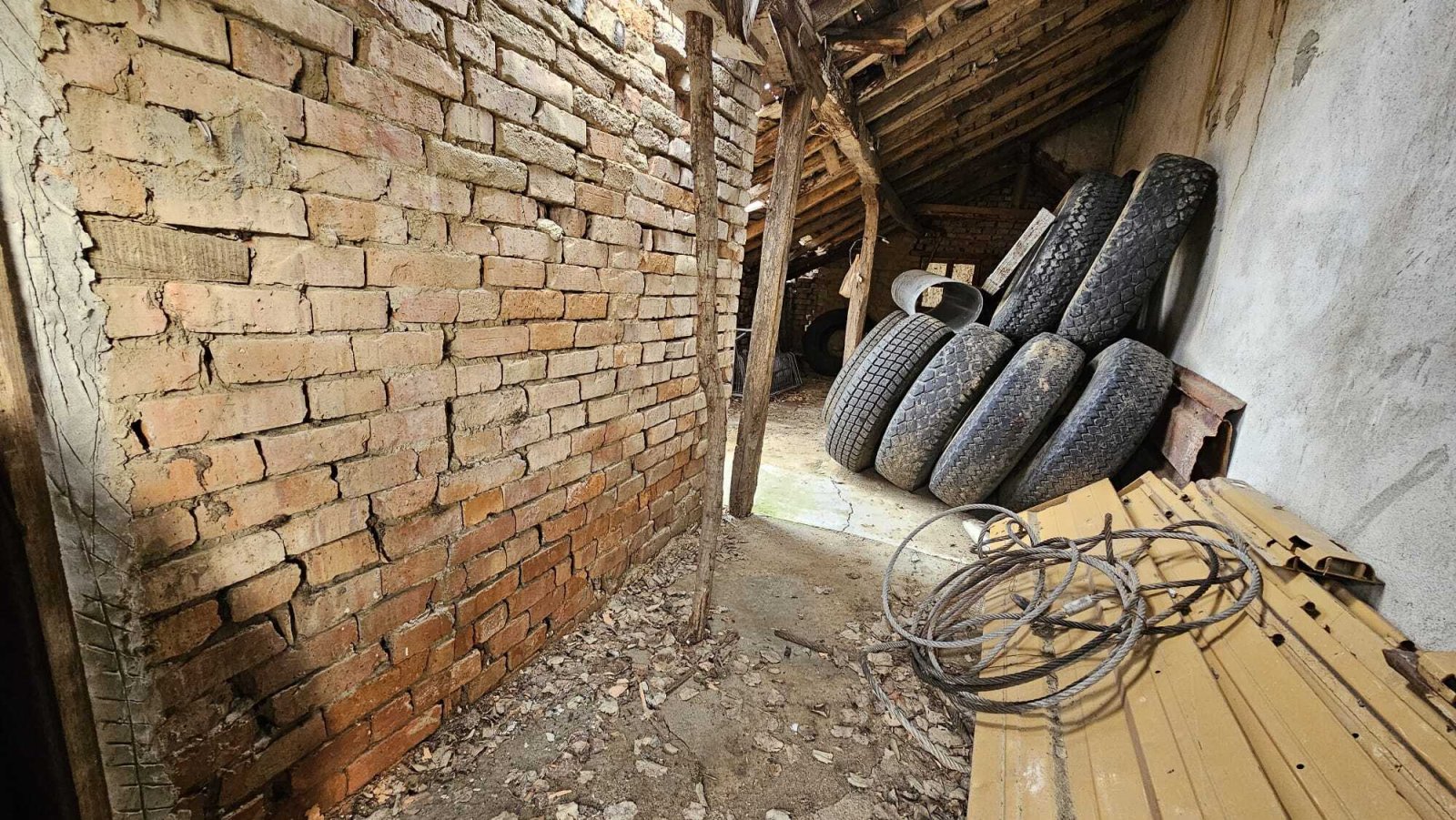 Едноетажна къща в района на Гюловца, Бургас, България.