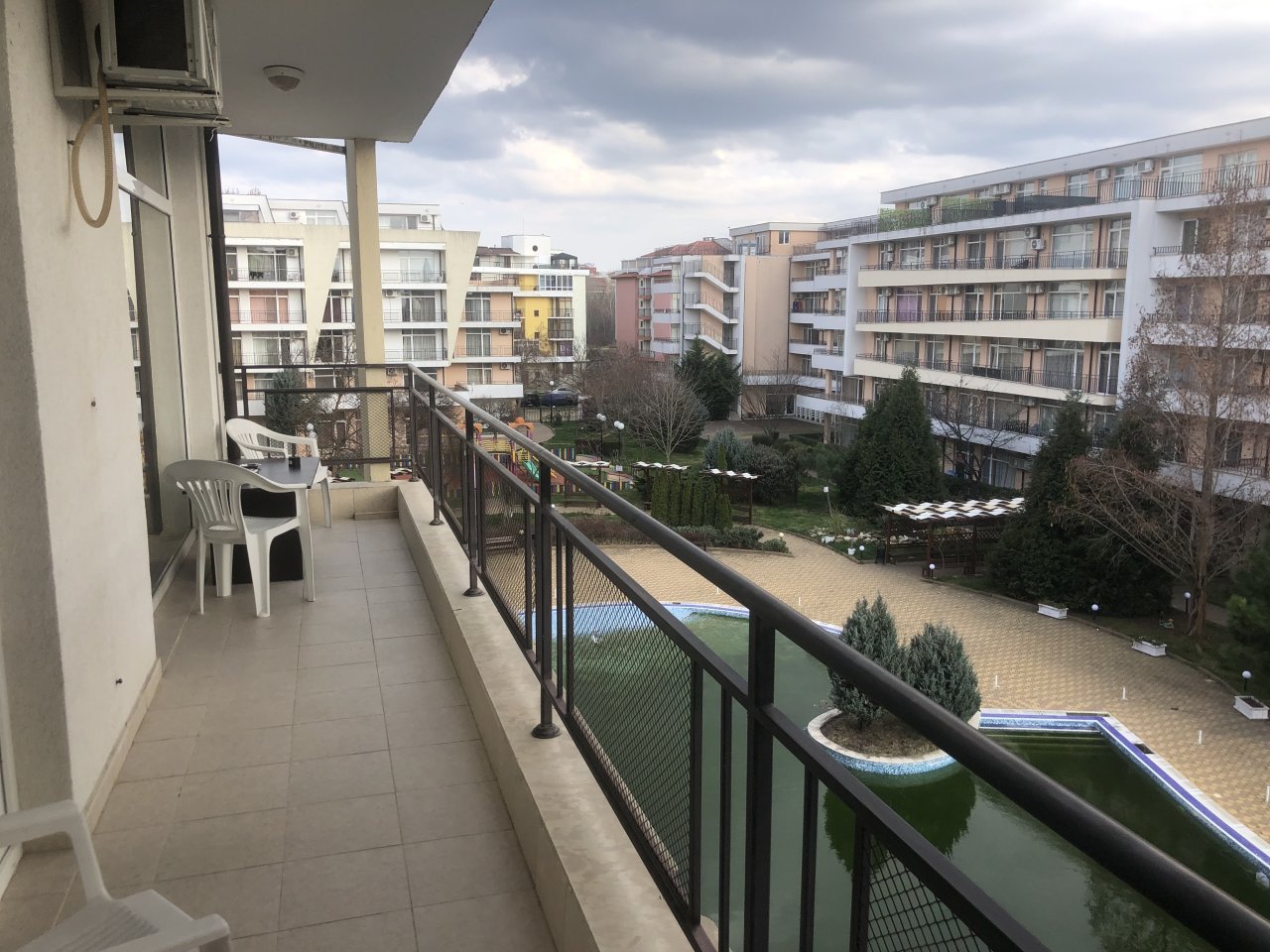 Прекрасен апартамент под наем в Слънчев бряг, България, близо до морето, с басейн.