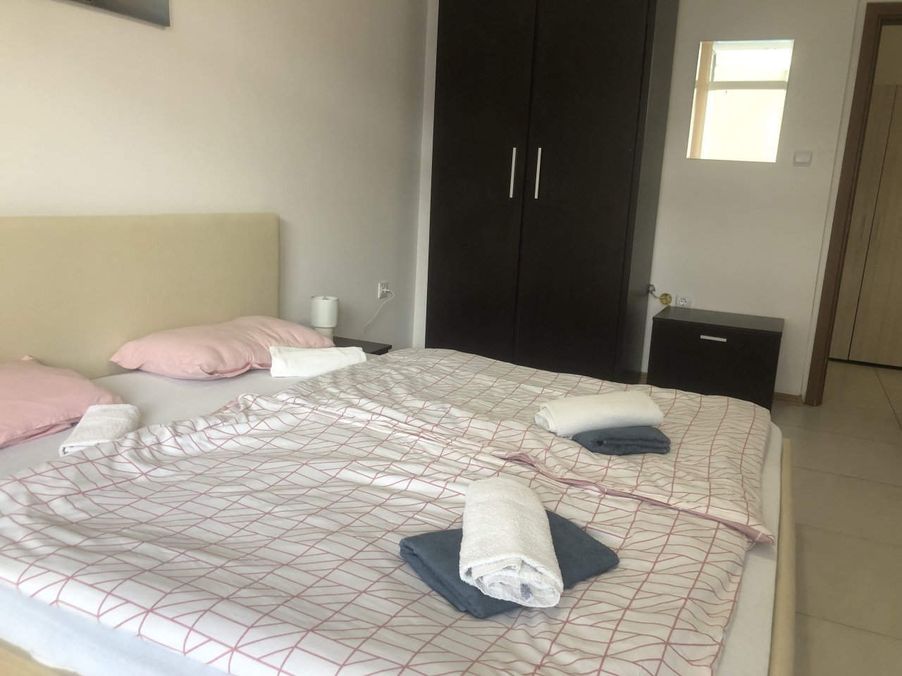 Прекрасен апартамент под наем в Слънчев бряг, България, близо до морето, с басейн.