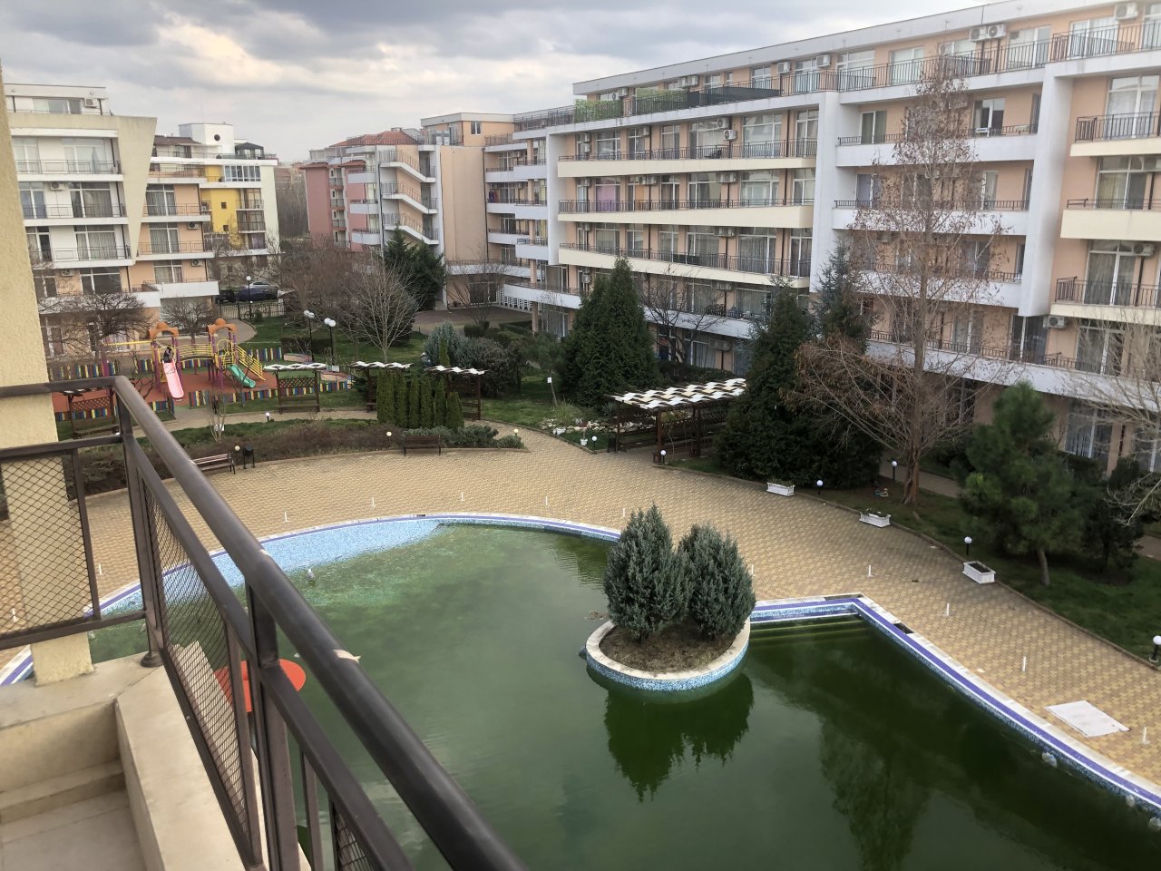 Прекрасен апартамент под наем в Слънчев бряг, България, близо до морето, с басейн.