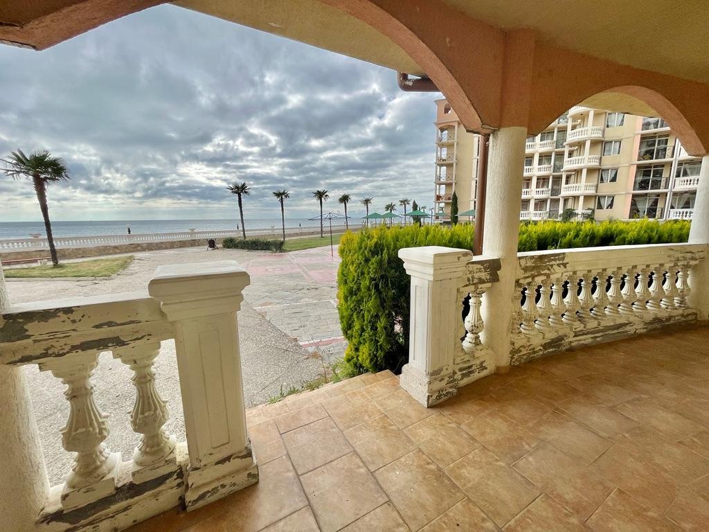 Траен апартамент с 2 стаи в България – директно до морето в Елените, комплекс Андалусия