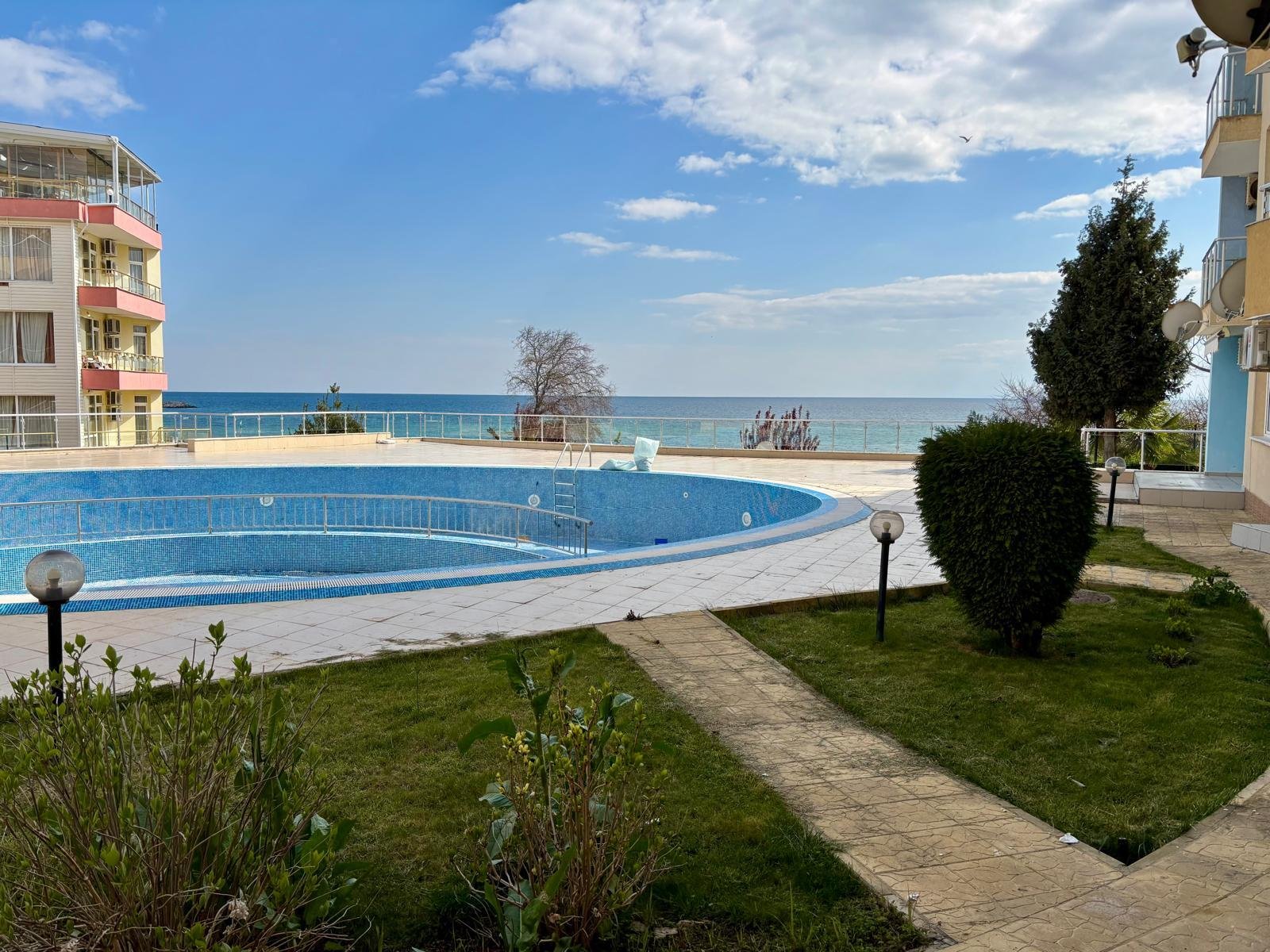 Красив двустаен апартамент на първи етаж с гледка към морето, Свети Влас. България