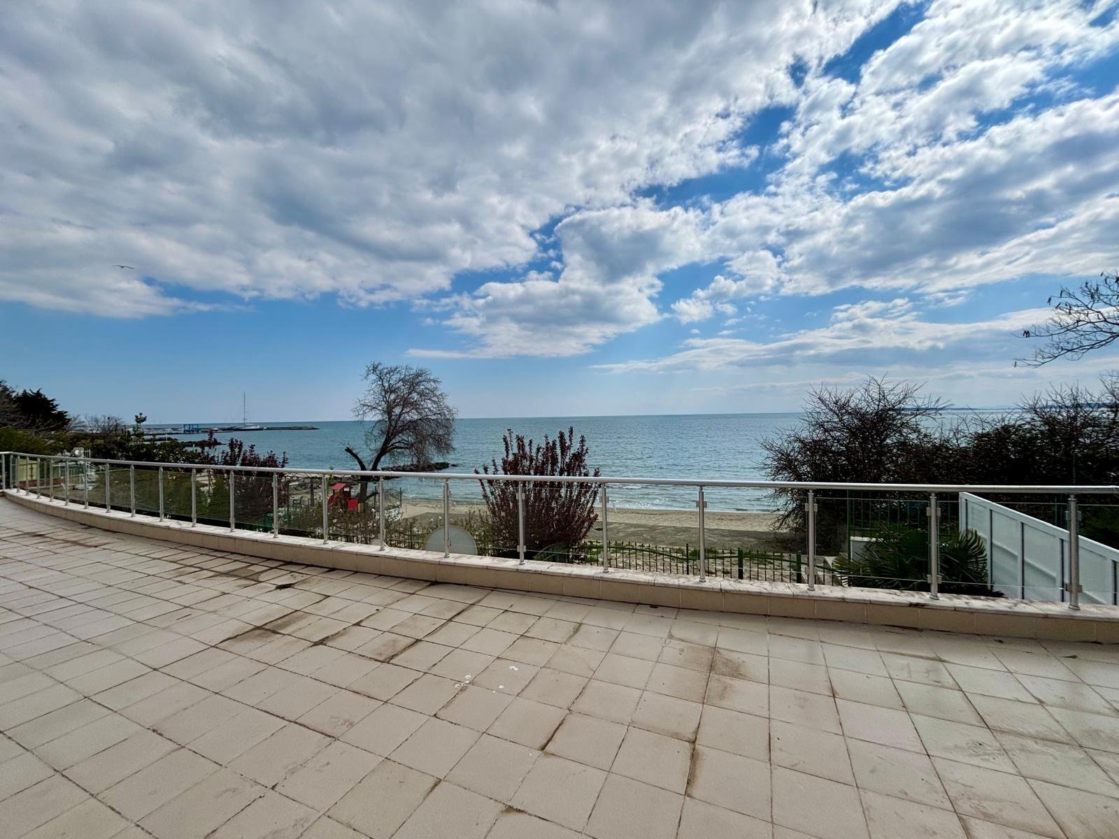 Красив двустаен апартамент на първи етаж с гледка към морето, Свети Влас. България