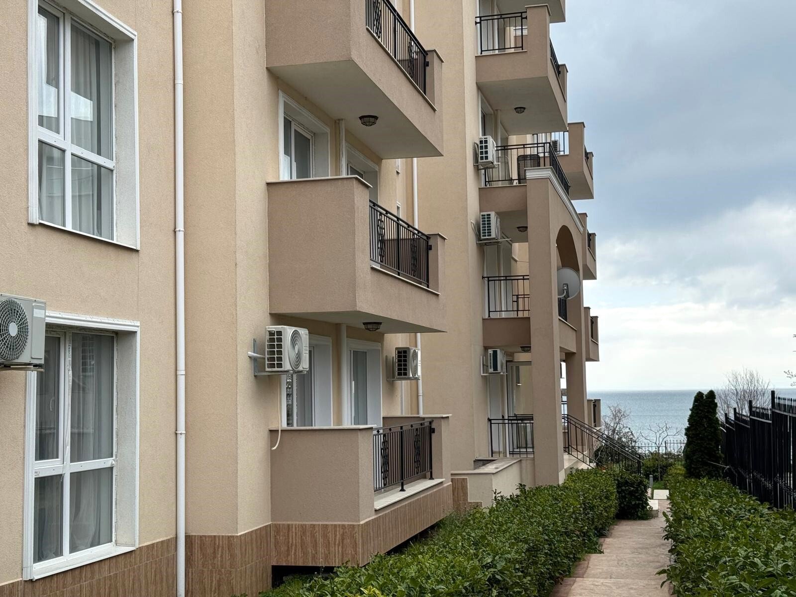 Красив апартамент с три стаи и гледка към морето, Свети Влас, България