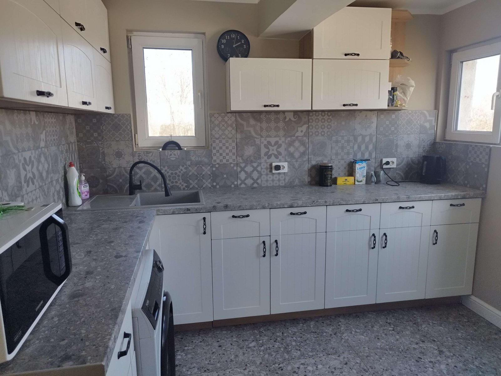 Голям реновиран дом с 4 спални и невероятна панорамна гледка за продажба в село Ботево