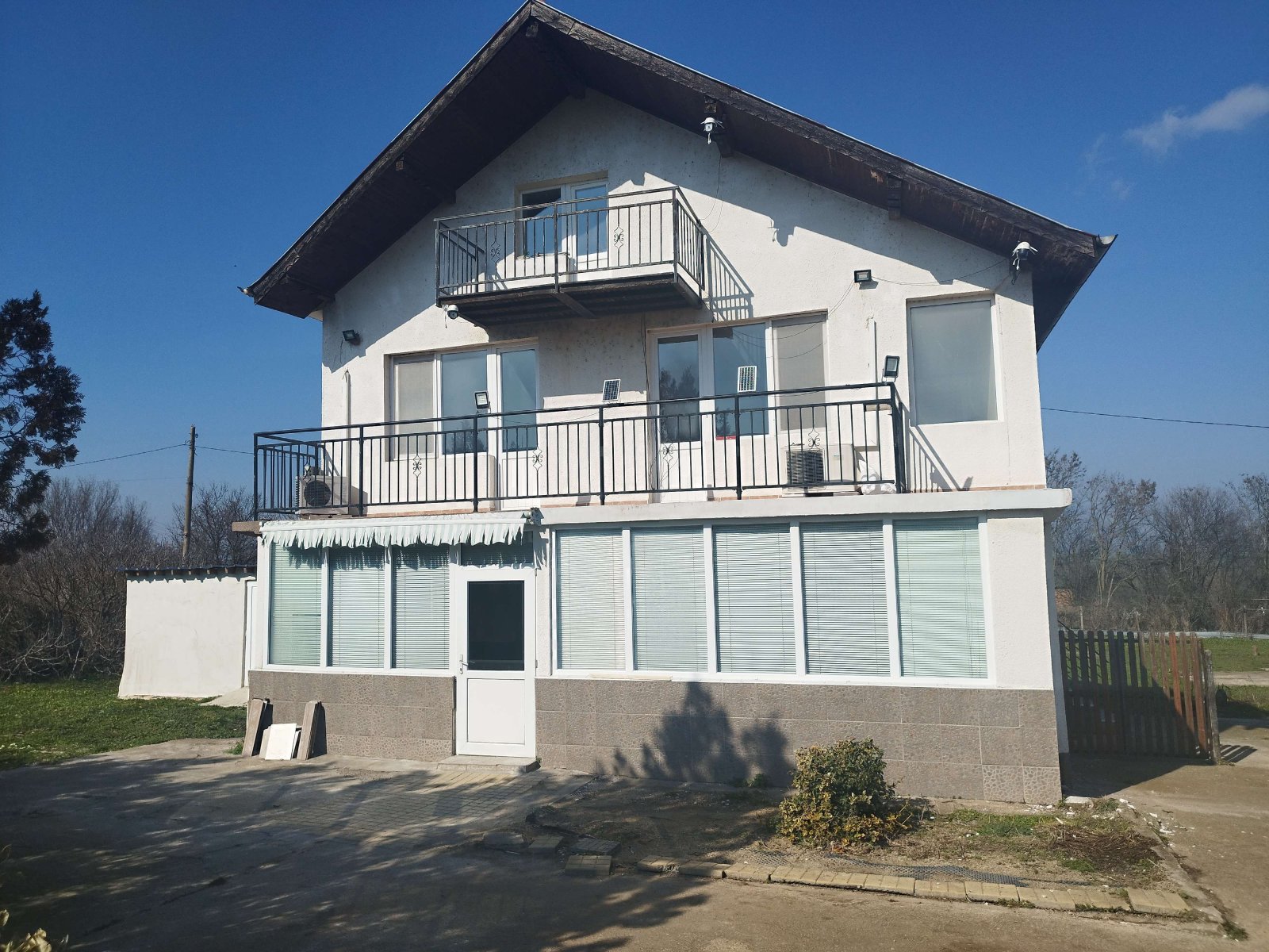 Голям реновиран дом с 4 спални и невероятна панорамна гледка за продажба в село Ботево