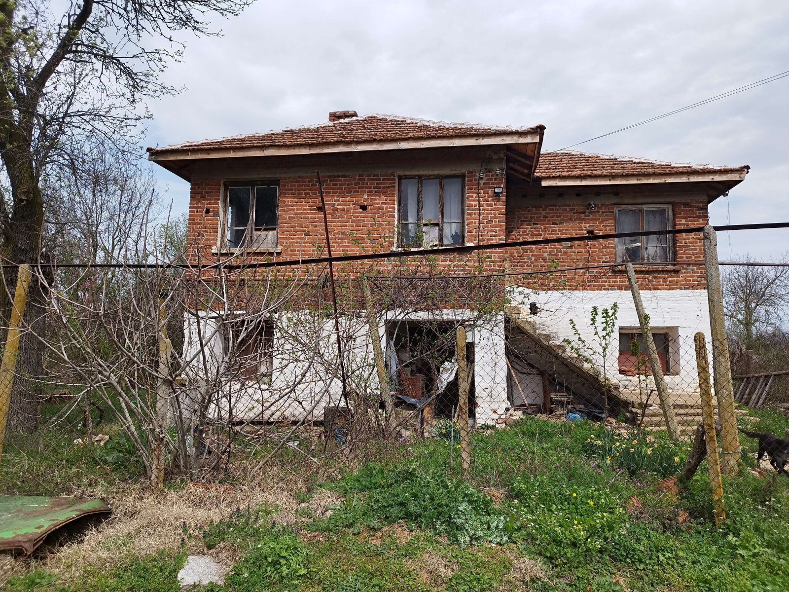 Bolyarovo: Масивна двуетажна къща с 6 стаи в близост до Болярово. 