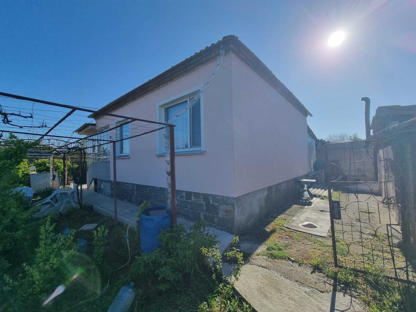 Vinarsko: Къща с подземен етаж в Винарско, област Бургас, България. 