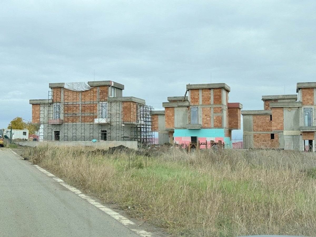 Нов малък комплекс с 9 луксозни къщи в Ахелой, само на няколко метра от плажа.