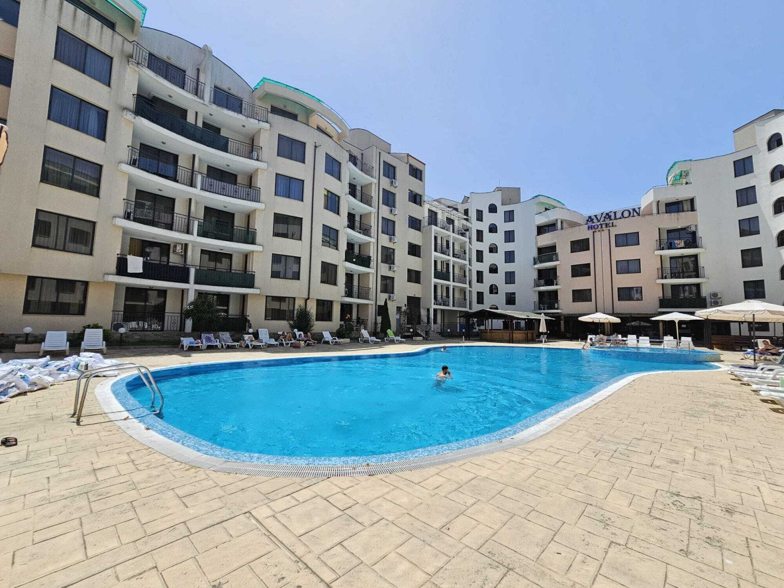 Апартамент в тих район, близо до плажа и парк, в комплекса Авалон на Слънчев бряг.