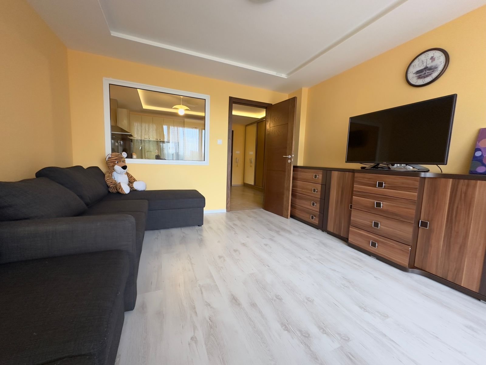 Двустаен апартамент с отделна кухня, само на 100 метра от морето!