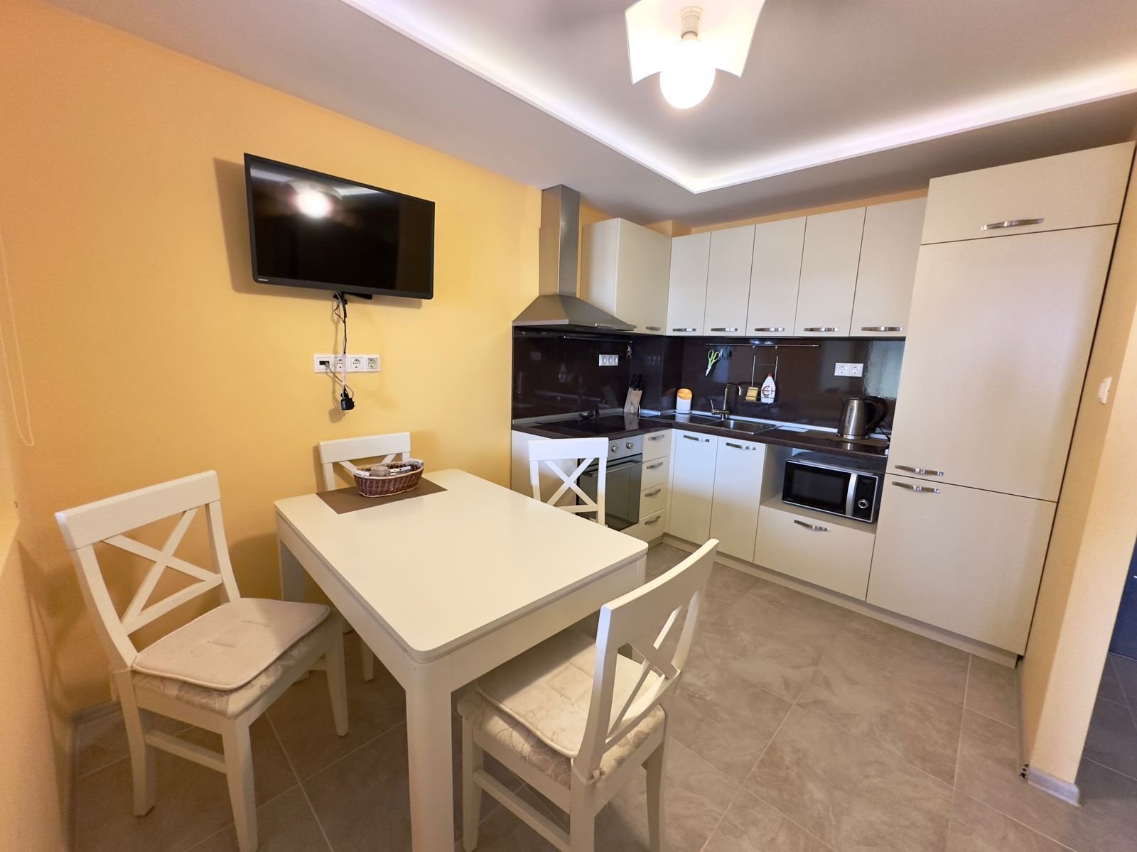 Двустаен апартамент с отделна кухня, само на 100 метра от морето!