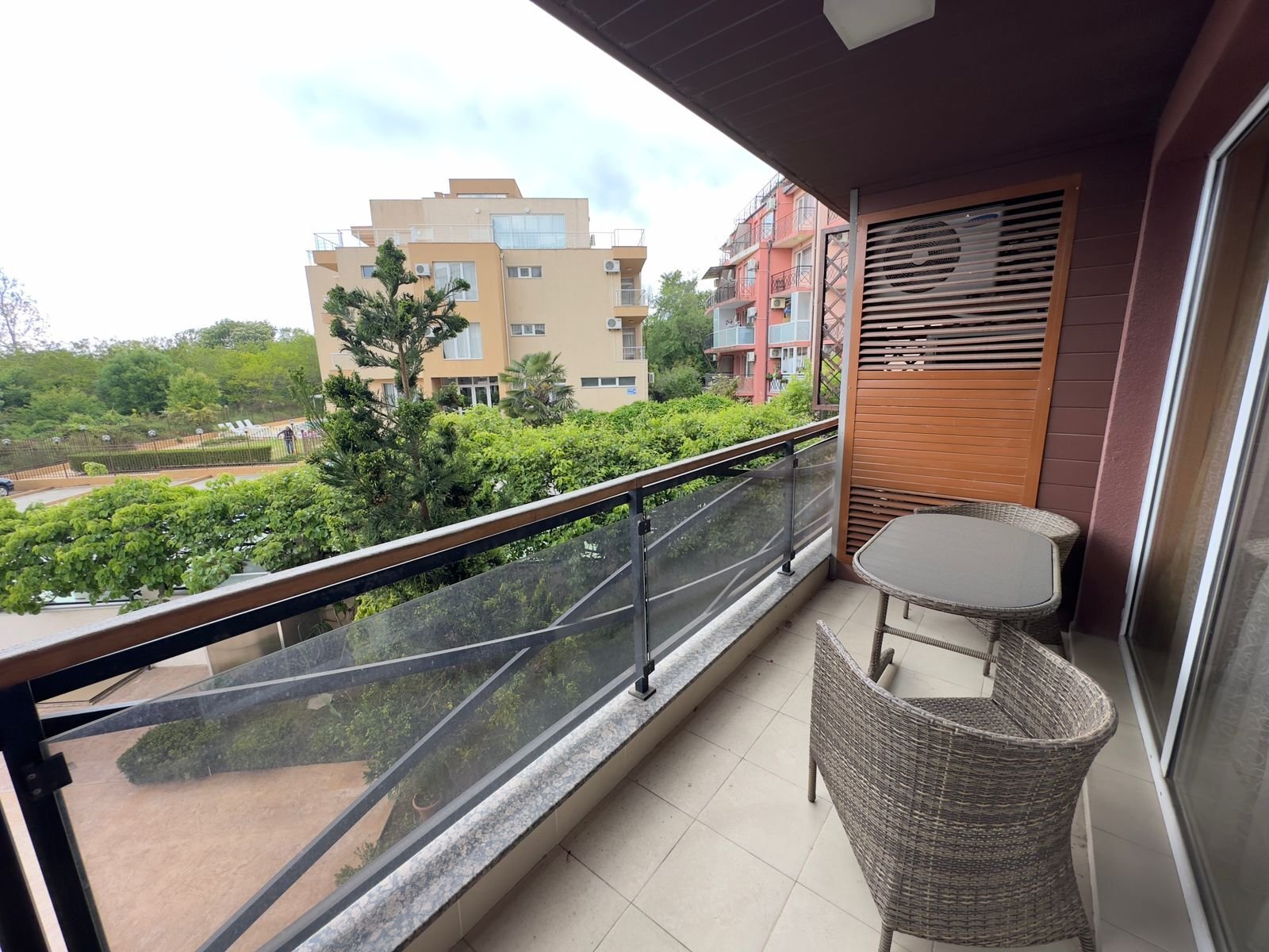 Двустаен апартамент с отделна кухня, само на 100 метра от морето!