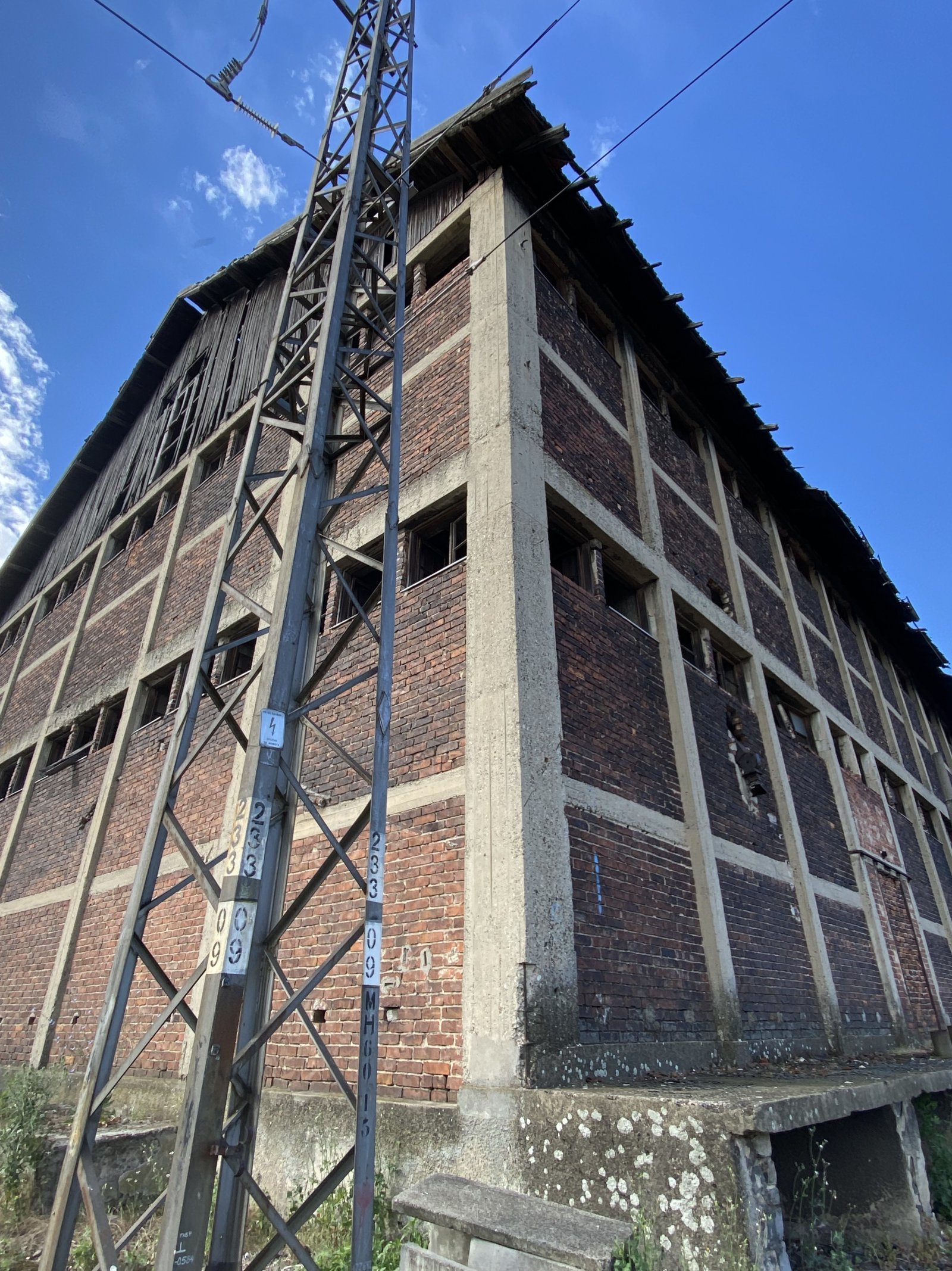 Lager / Gebäude in der Region des Bahnhofs von Karnobat mit eigenem Bahngleis