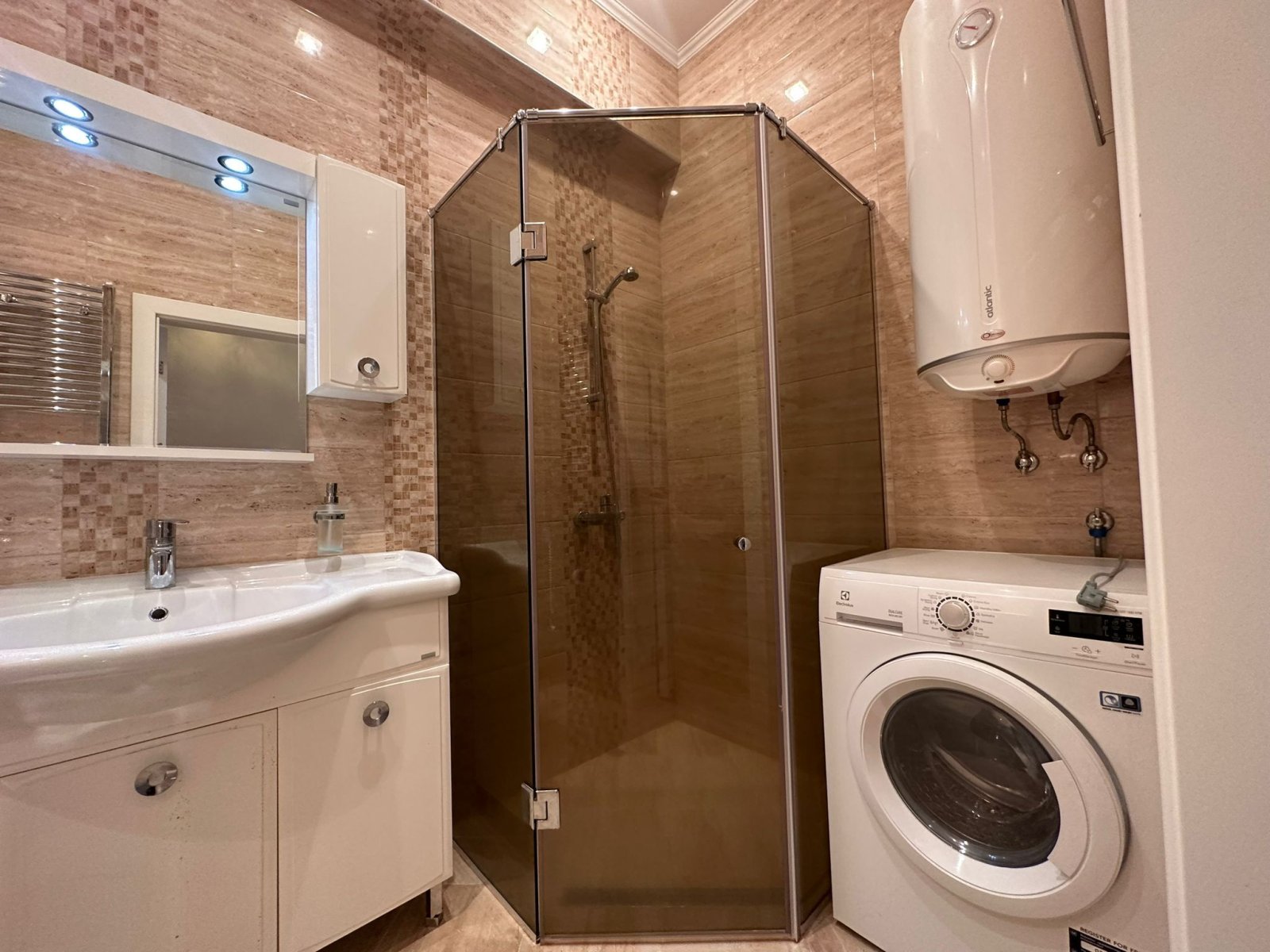 Вила Флоренц – Очарователен апартамент с 2 стаи, басейн и гледка към планината в Свети Влас