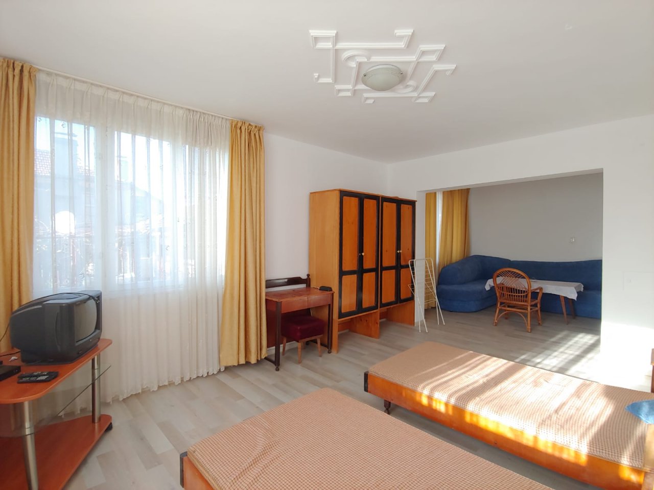 Голяма двуетажна къща в центъра на Кошарица, Слънчев бряг близо до морето