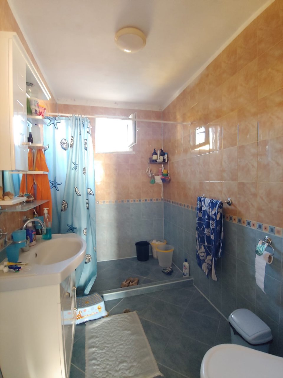 Голяма двуетажна къща в центъра на Кошарица, Слънчев бряг близо до морето