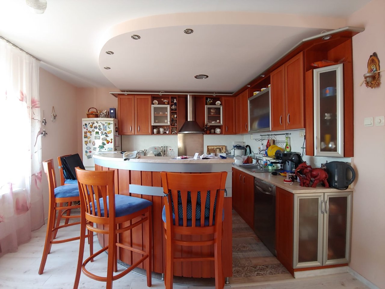 Голяма двуетажна къща в центъра на Кошарица, Слънчев бряг близо до морето