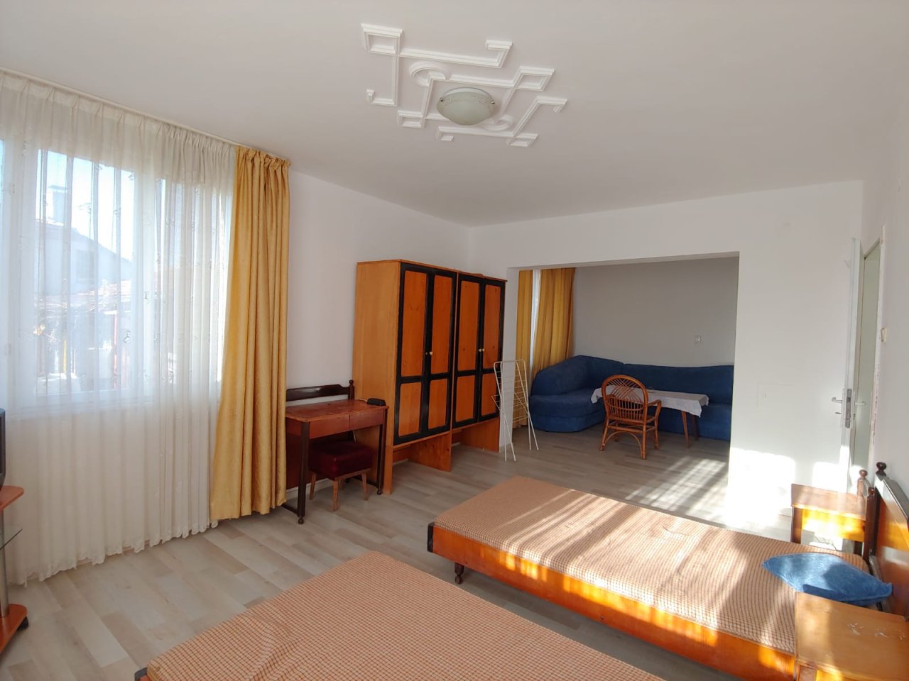 Голяма двуетажна къща в центъра на Кошарица, Слънчев бряг близо до морето