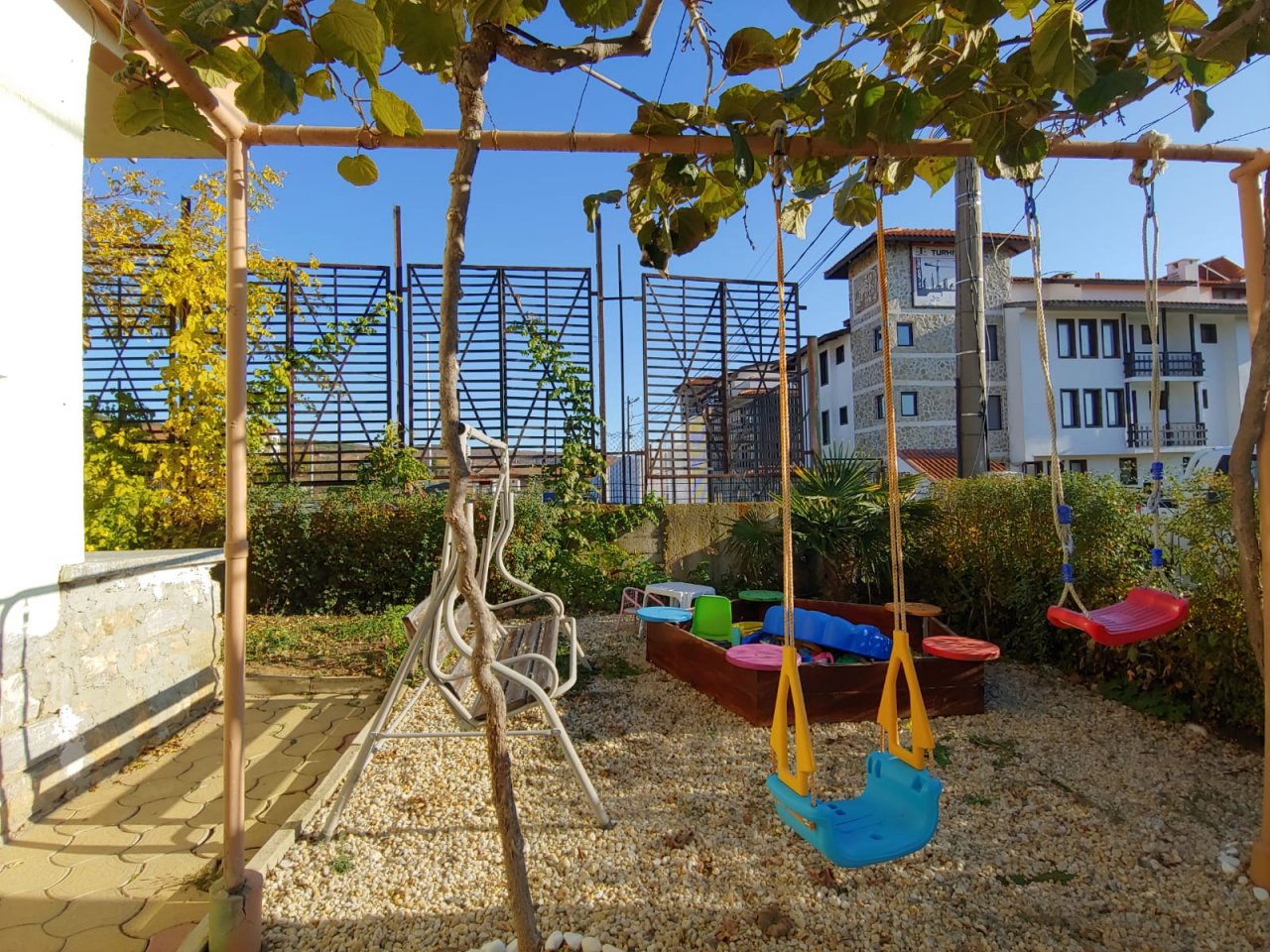 Голяма двуетажна къща в центъра на Кошарица, Слънчев бряг близо до морето