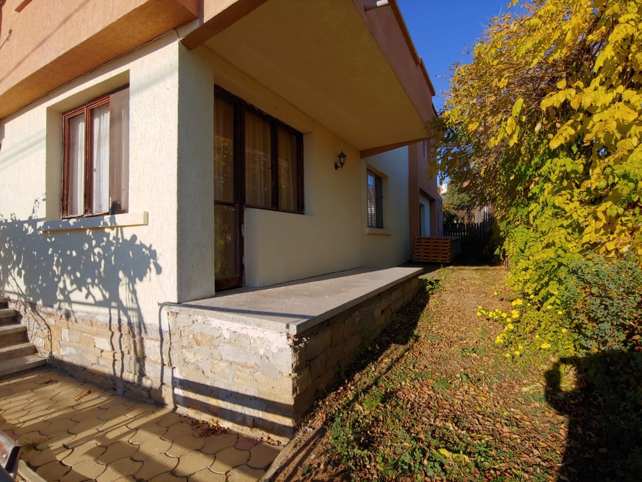 Голяма двуетажна къща в центъра на Кошарица, Слънчев бряг близо до морето