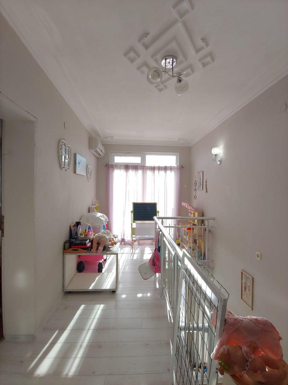 Голяма двуетажна къща в центъра на Кошарица, Слънчев бряг близо до морето