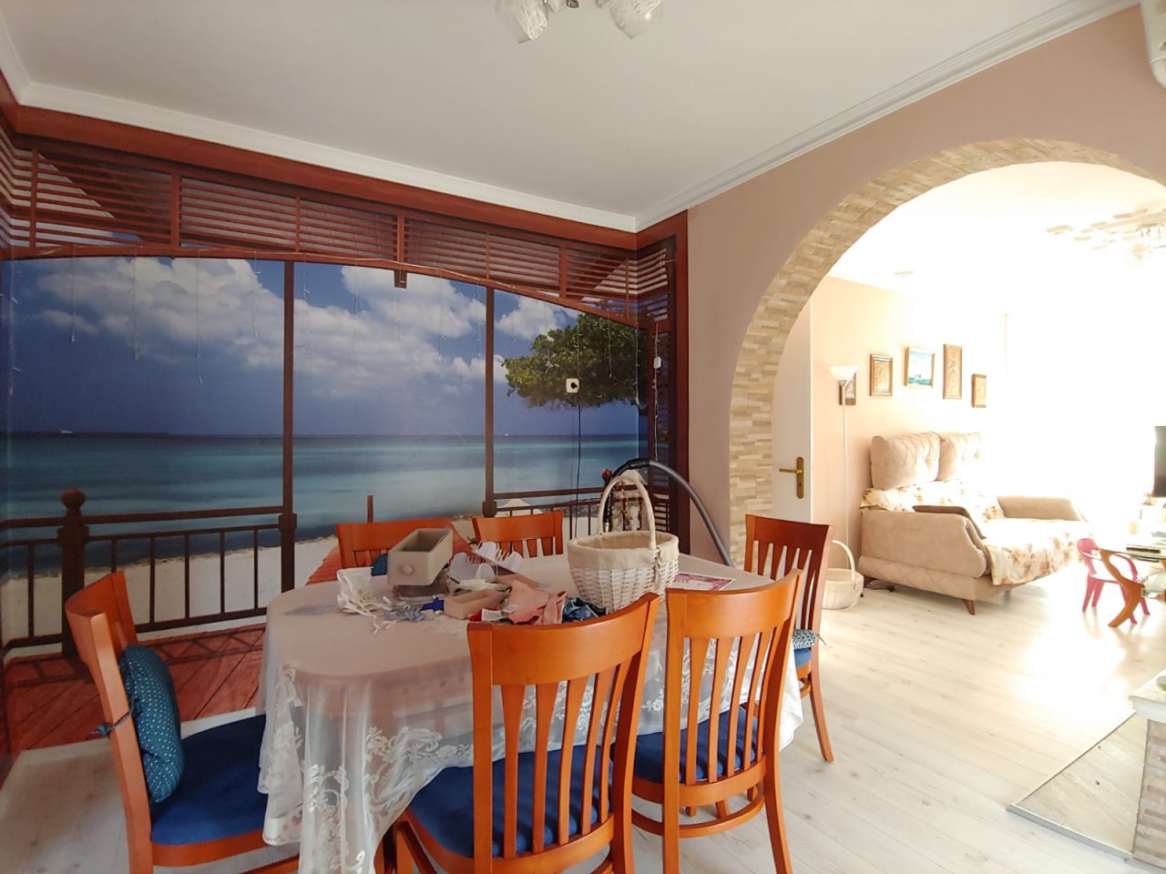 Голяма двуетажна къща в центъра на Кошарица, Слънчев бряг близо до морето