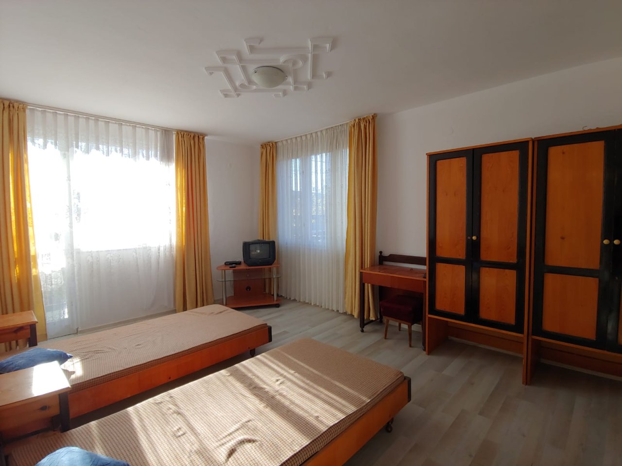 Голяма двуетажна къща в центъра на Кошарица, Слънчев бряг близо до морето