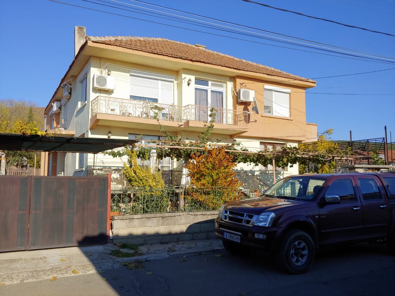 Голяма двуетажна къща в центъра на Кошарица, Слънчев бряг близо до морето