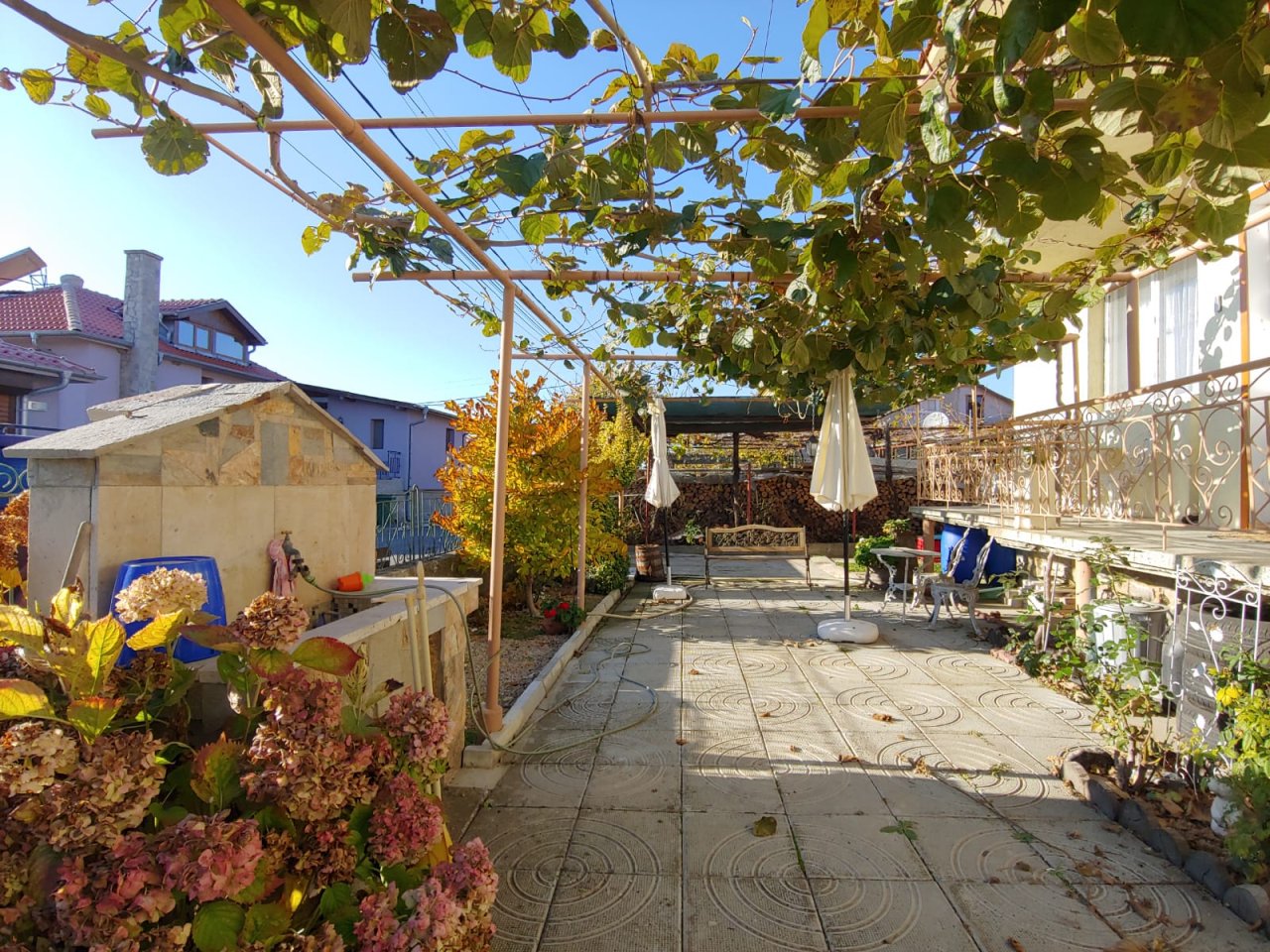 Голяма двуетажна къща в центъра на Кошарица, Слънчев бряг близо до морето