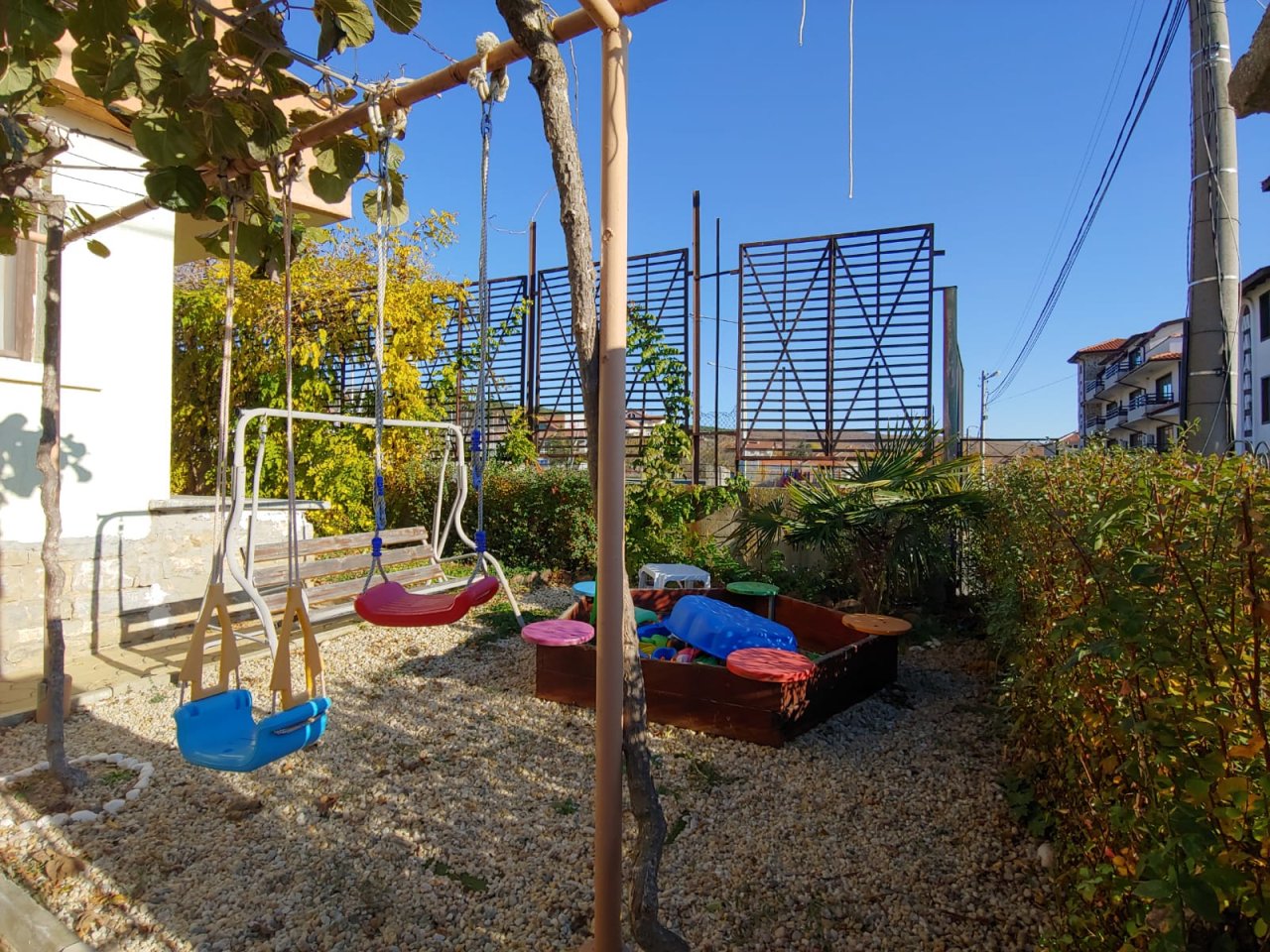 Голяма двуетажна къща в центъра на Кошарица, Слънчев бряг близо до морето