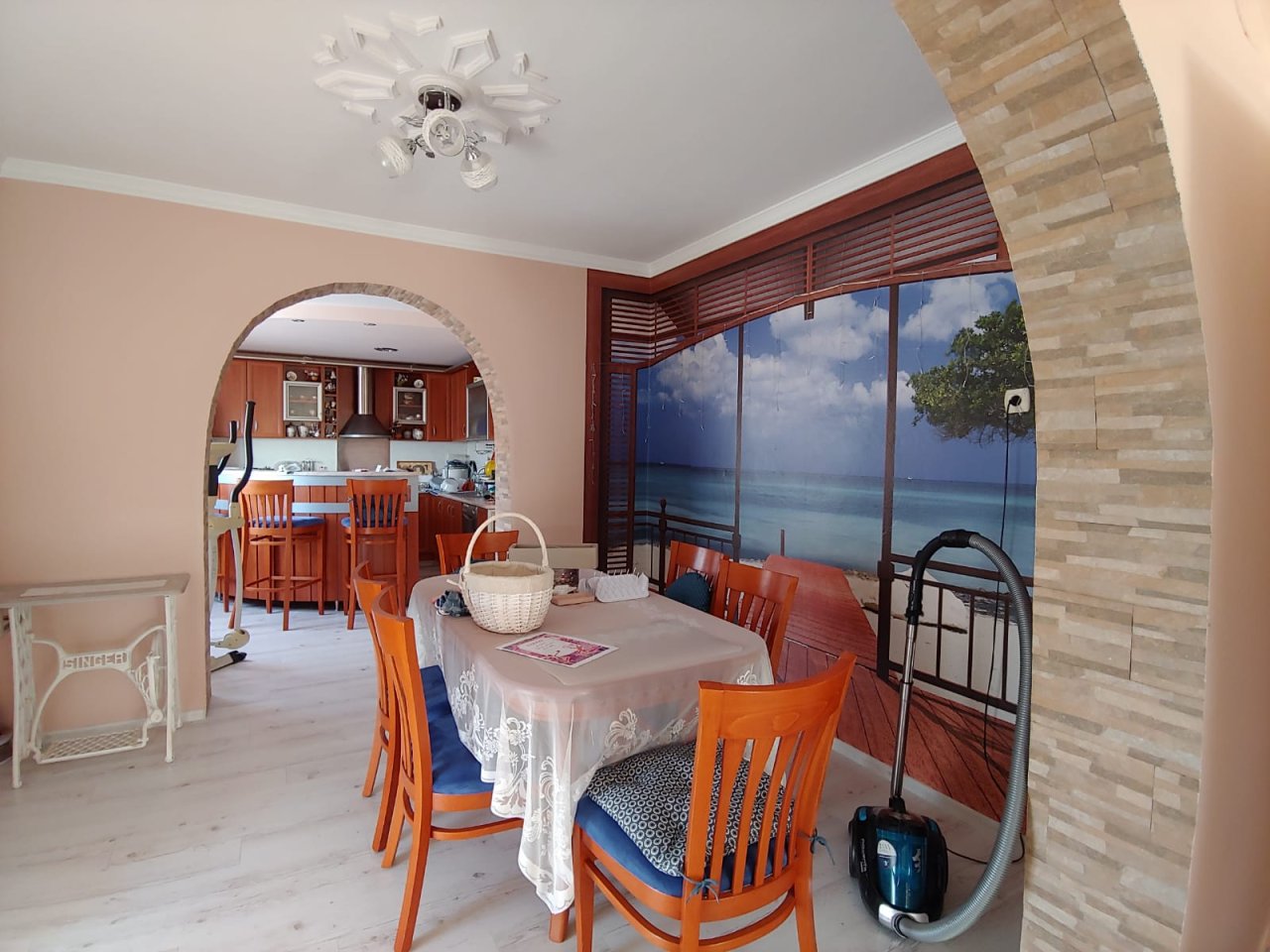 Голяма двуетажна къща в центъра на Кошарица, Слънчев бряг близо до морето