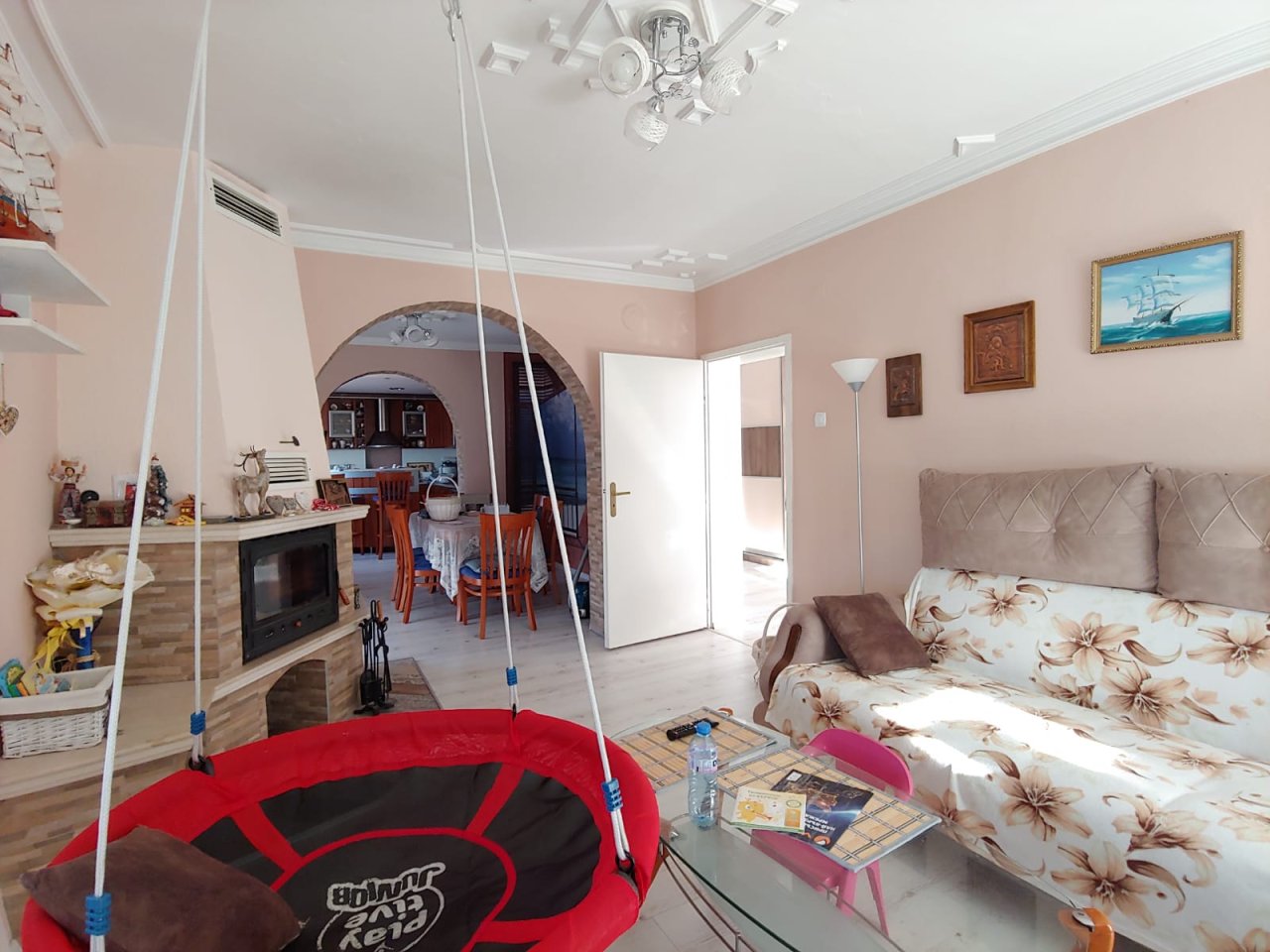 Голяма двуетажна къща в центъра на Кошарица, Слънчев бряг близо до морето