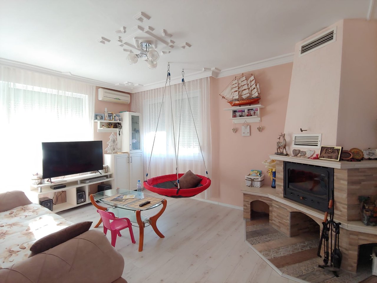 Голяма двуетажна къща в центъра на Кошарица, Слънчев бряг близо до морето