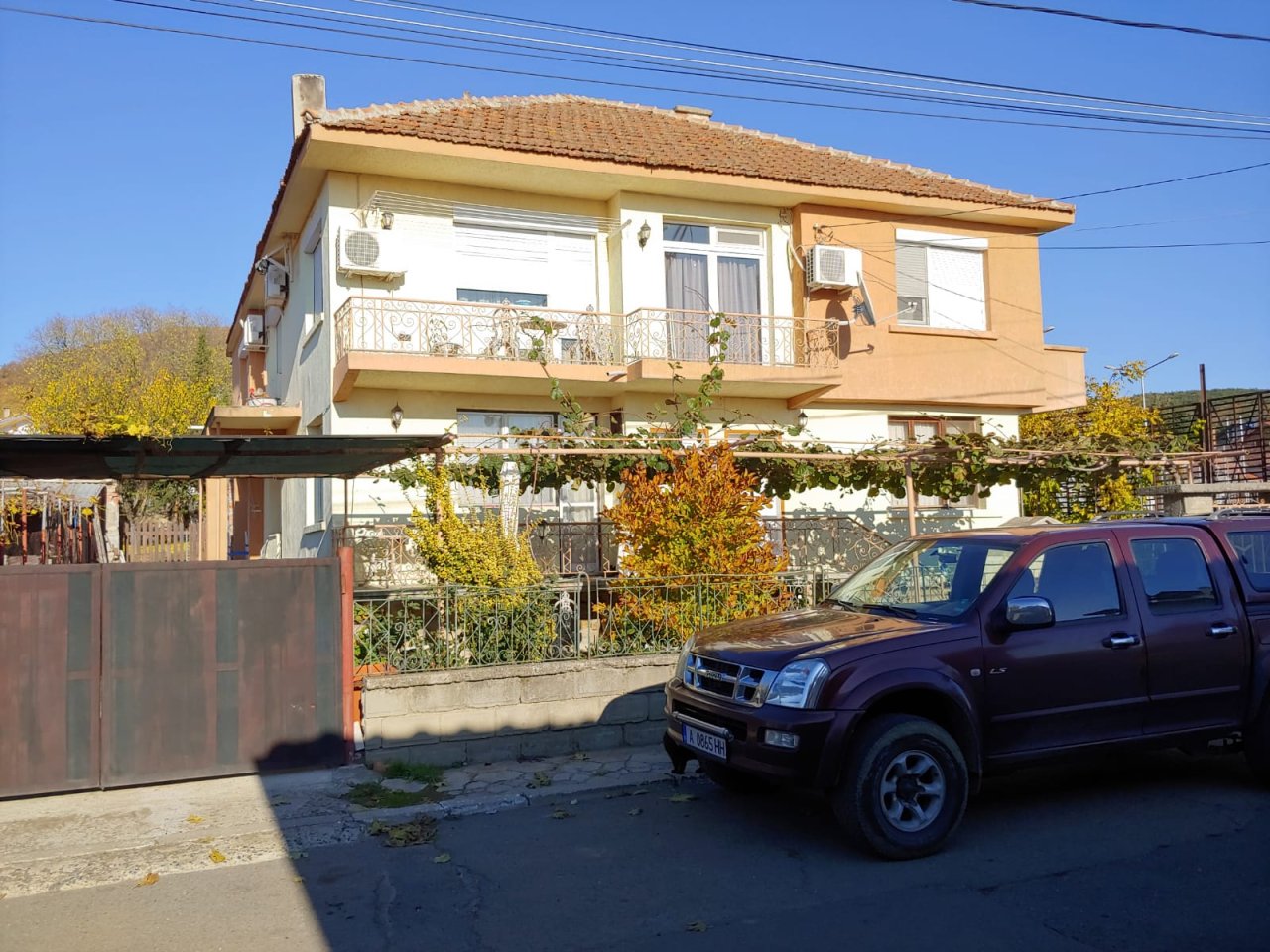 Голяма двуетажна къща в центъра на Кошарица, Слънчев бряг близо до морето