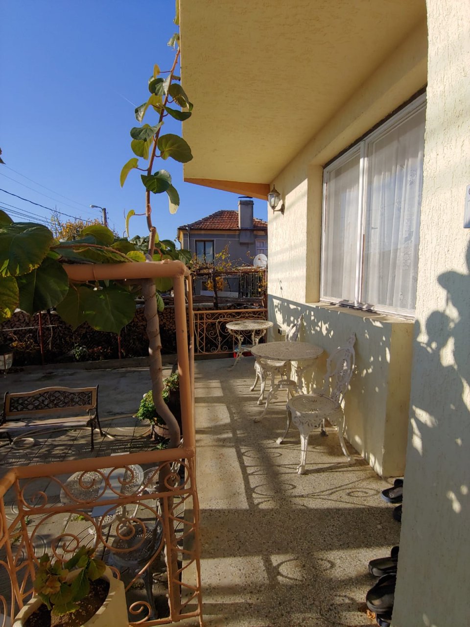 Голяма двуетажна къща в центъра на Кошарица, Слънчев бряг близо до морето