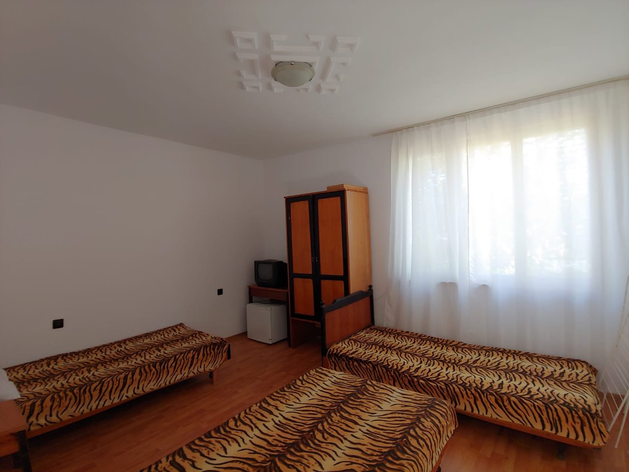 Голяма двуетажна къща в центъра на Кошарица, Слънчев бряг близо до морето