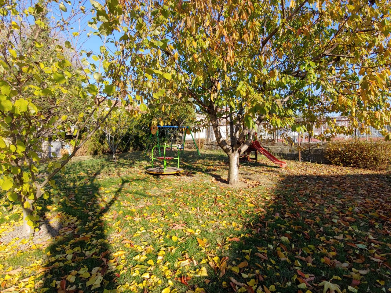 Голяма двуетажна къща в центъра на Кошарица, Слънчев бряг близо до морето