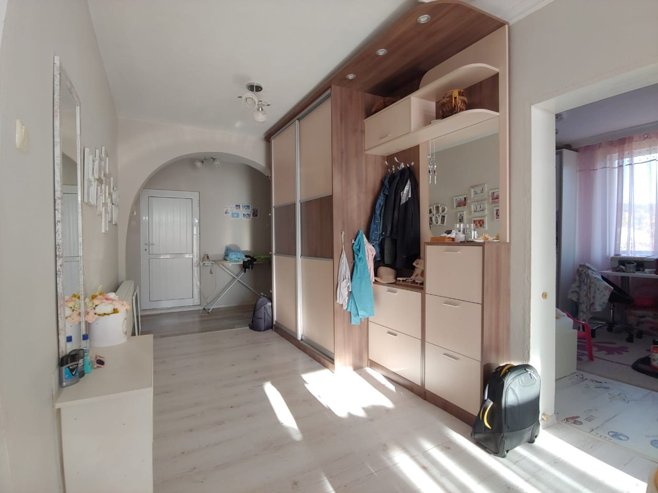 Голяма двуетажна къща в центъра на Кошарица, Слънчев бряг близо до морето