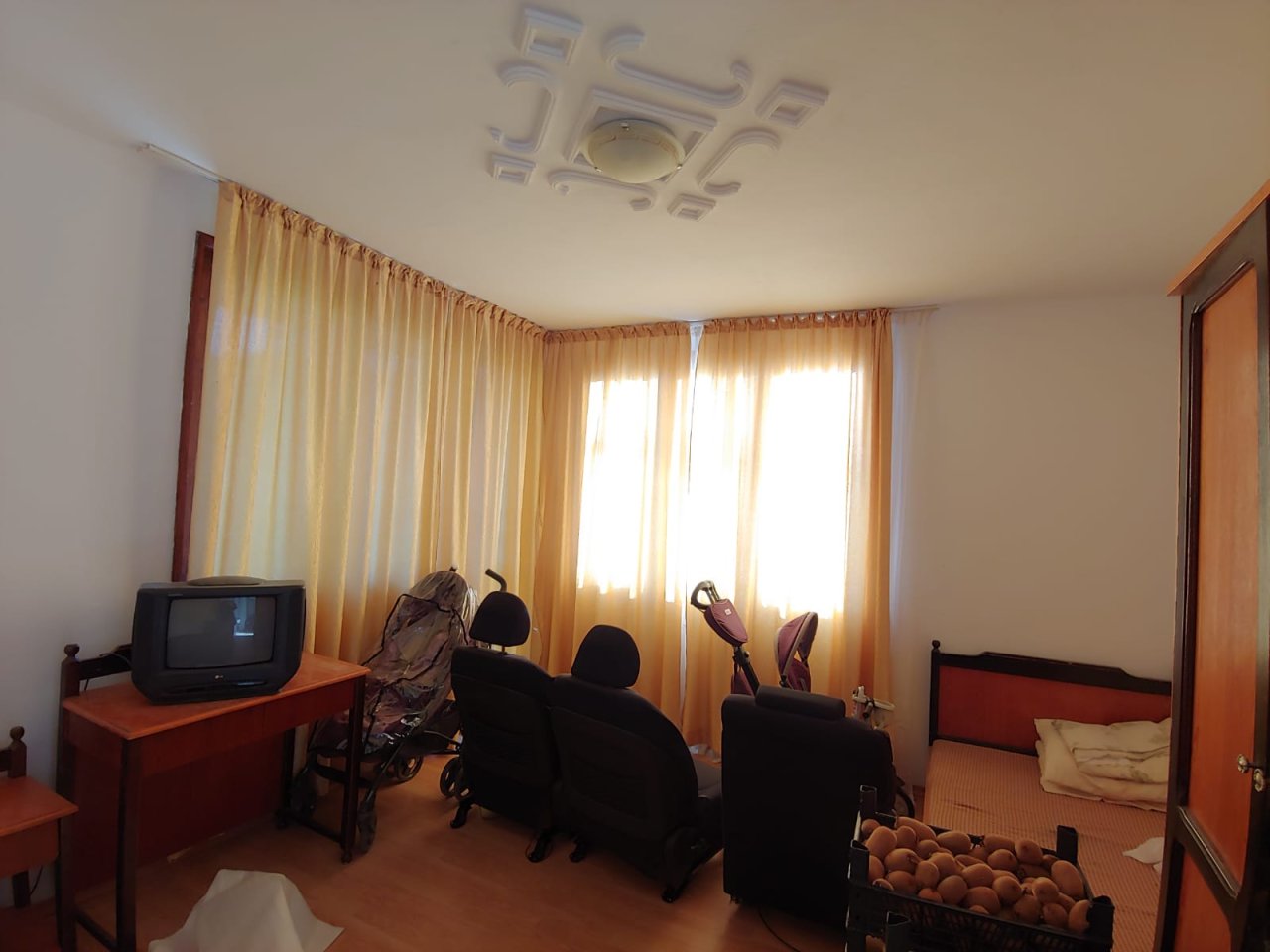 Голяма двуетажна къща в центъра на Кошарица, Слънчев бряг близо до морето