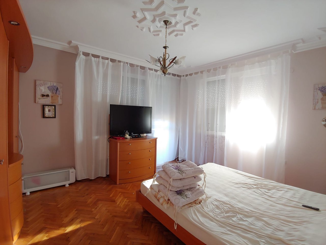 Голяма двуетажна къща в центъра на Кошарица, Слънчев бряг близо до морето