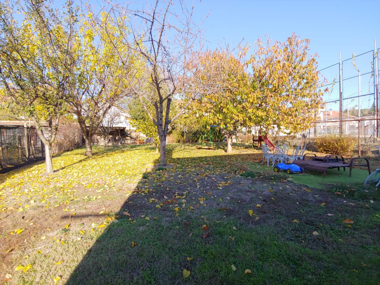 Голяма двуетажна къща в центъра на Кошарица, Слънчев бряг близо до морето