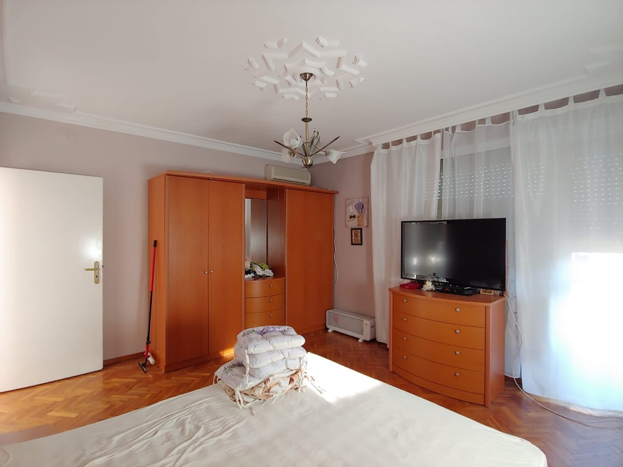 Голяма двуетажна къща в центъра на Кошарица, Слънчев бряг близо до морето